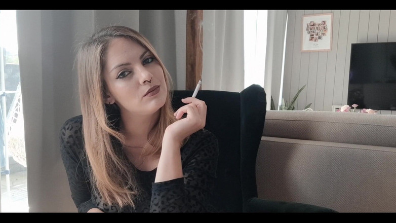 Naughty Natascha: सीथ्रू बॉडी में धूम्रपान? ओह हाँ