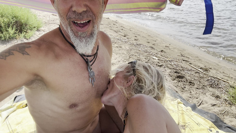 Cristina Sauvage: Mrdka v mounth - kouření na pláži - jak dlouho vydržíte bez...