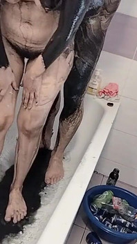 Pasangan amatur mandi, isteri dengan pepek berbulu, pantat besar, tetek besar.