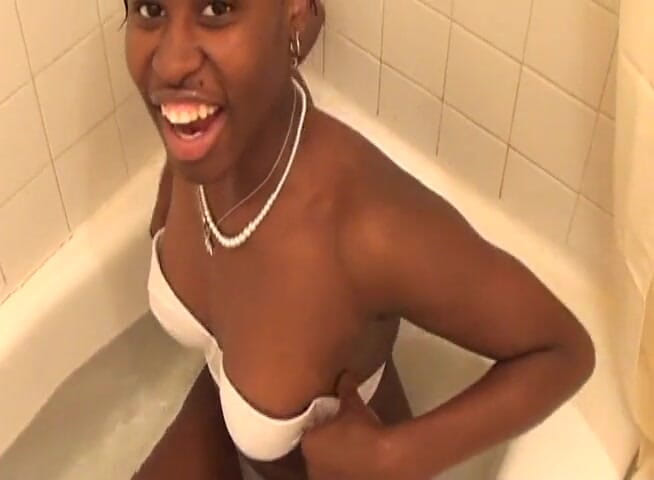 VOP Solo Babes: ทริสติน่า มิลล์ ช่วยตัวเองในห้องน้ำ