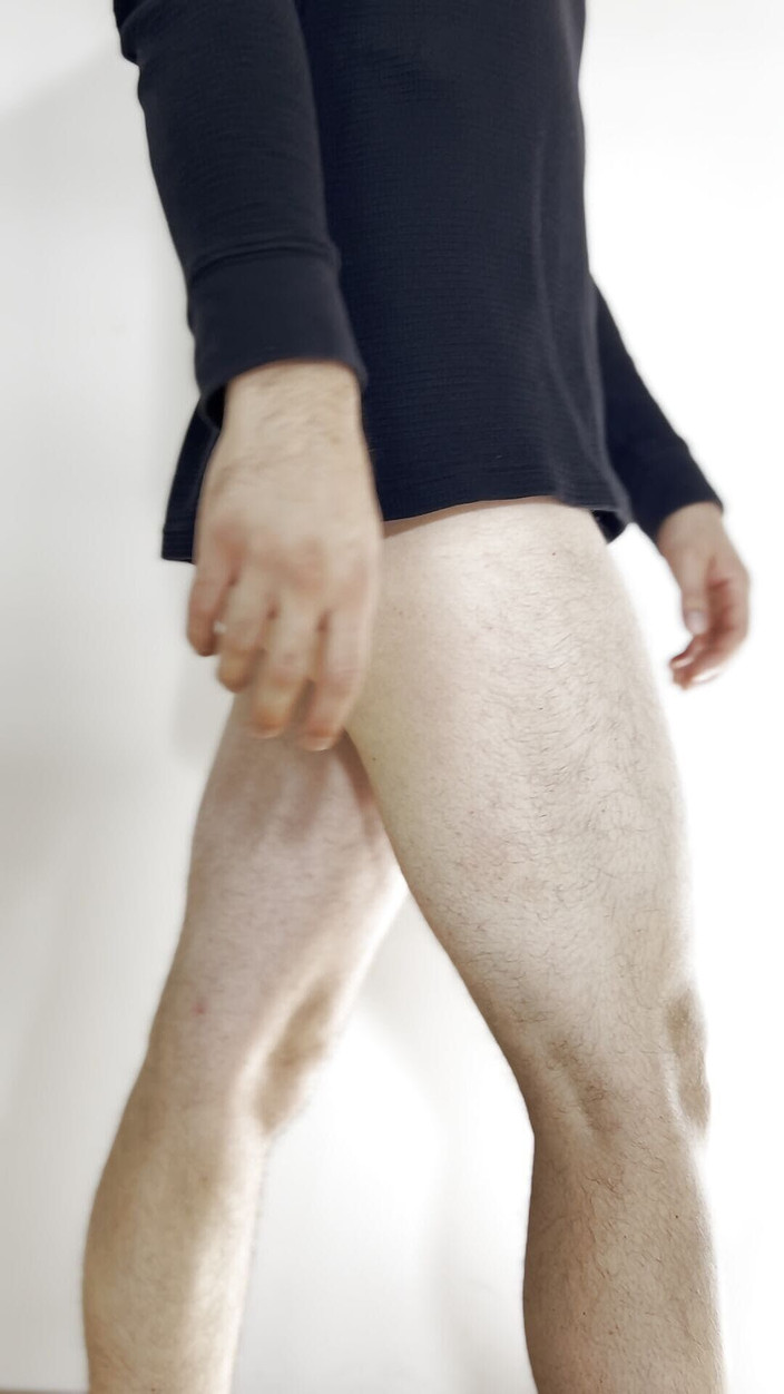 Apomit: Náctiletý chlapec škádlí dokonalým zadkem s bílým provázkem