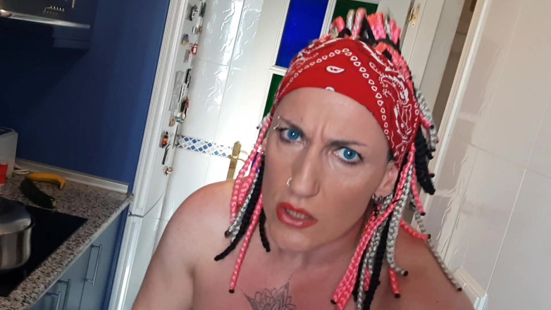 Danaxmuscles: Šukání zadku a kundičky v kuchyni