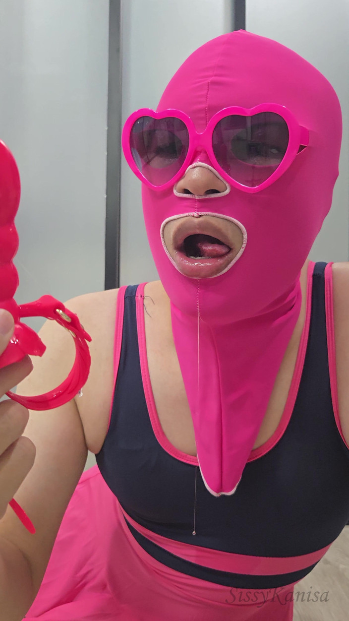 SissyKanisa: Sissy Kanisa Rose mondknevel dildo diep in de keel