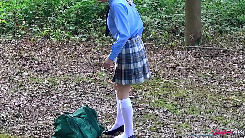 College Uniform: Rindu bas yang menampilkan Chloe Toy