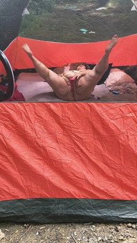 Edepsiz yabancı bu sürtüğün içine dildo sokmalarını izleyerek yürüyor