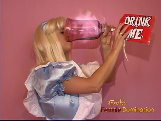 Erotic Female Domination: Dominatoarea blondă țâțoasă este futută în pizda ei cu piercing în timp ce...