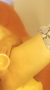 La vagina madura golpea fuerte alrededor de un juguete: se moja mucho.