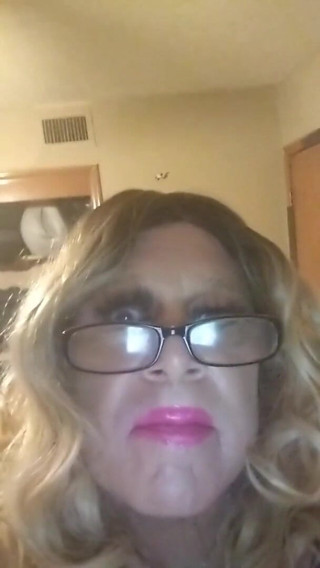 Krissy Sweets: Crossdresser Krissy Sweets yang cantik, panas dan seksi dalam pakaian...