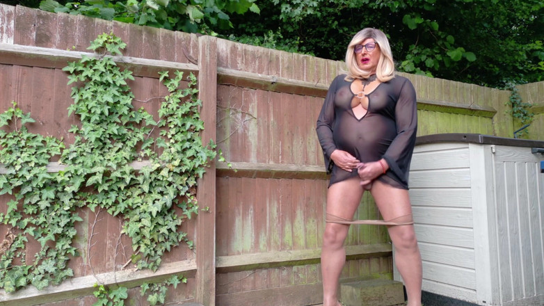 Kellycd2022: 性感的 crossdresser Kellycd2022 在棕褐色无缝连裤袜中做另一个星期五晚上直播