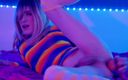 Red Lili: Neon transgirl schattig anaal orgasme