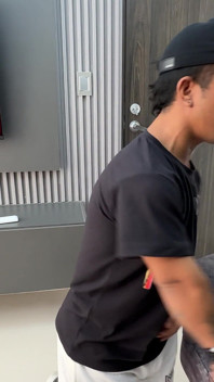 Je réconforte mon demi-frère de savoir qu’il a été laissé debout à son rendez-vous, alors je lui offre une délicieuse baise pour lui remonter le moral