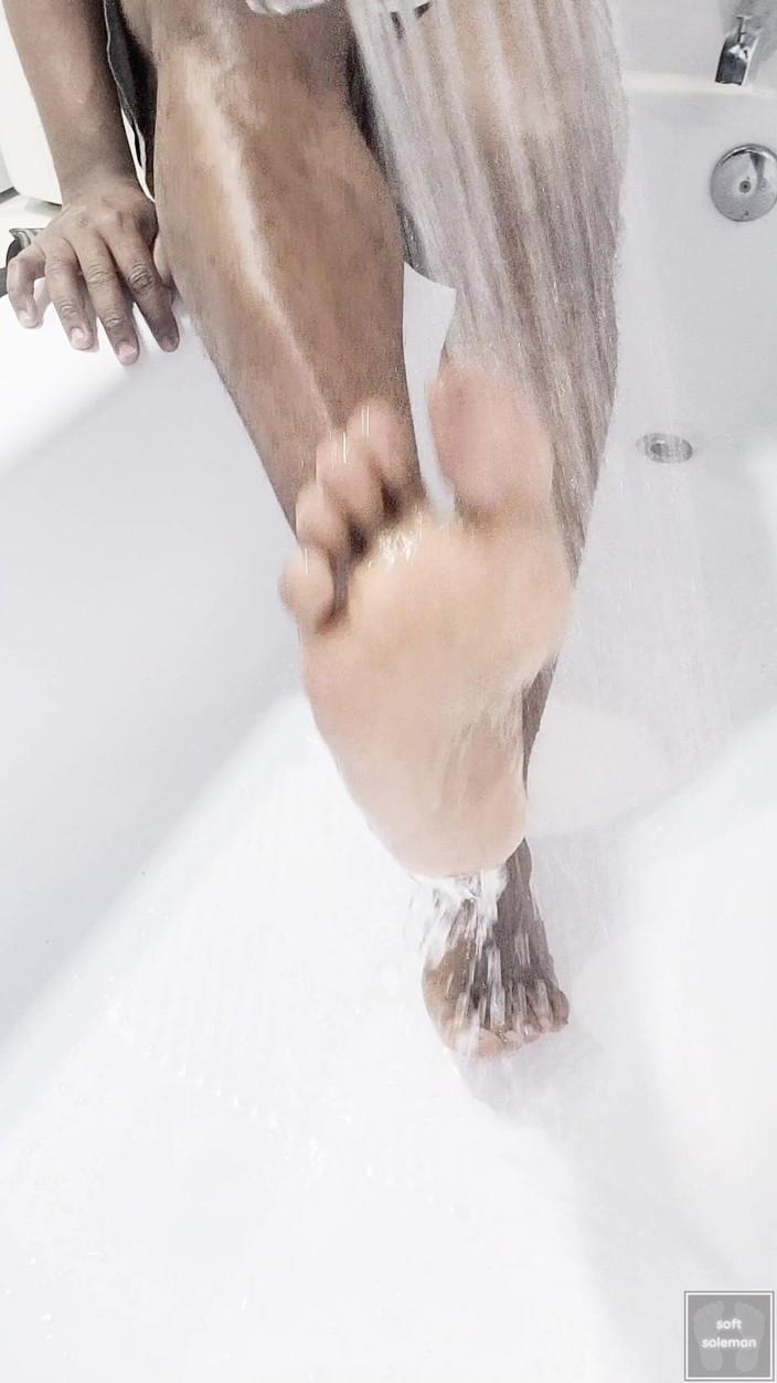 Soft Soleman: शॉवर स्क्रबर के साथ मेरे तलवों को साबुन से भरो (2025)