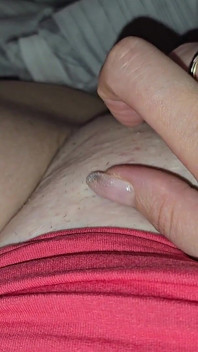 Min styvsyster blir kåt och onanerar bredvid mig i soffan