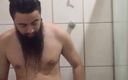 Beard Bator: Bator de barba tomando una ducha y batiendo
