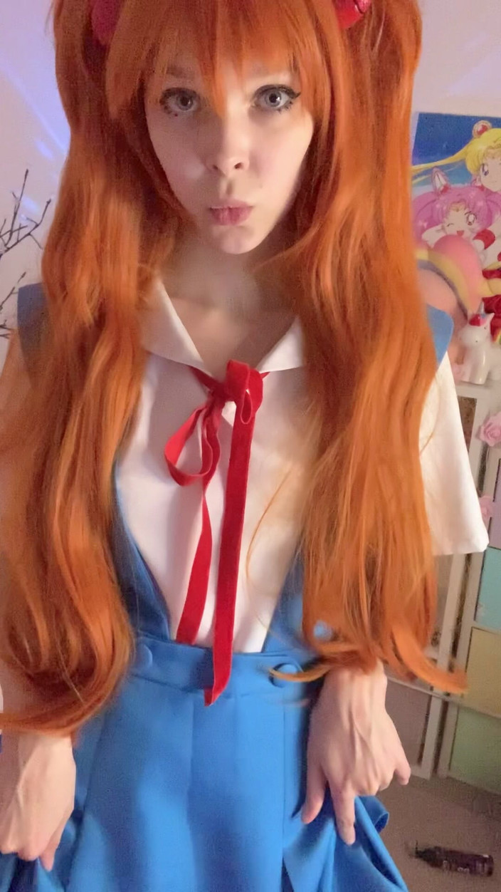 Little_Kitty69: Asuka pelan-pelan melucuti setiap lapisannya, menggodamu
