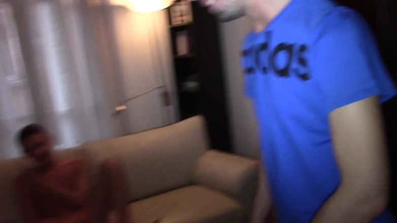 Gaybareback: Mooie twink zonder condoom geneukt door oudere en creampie