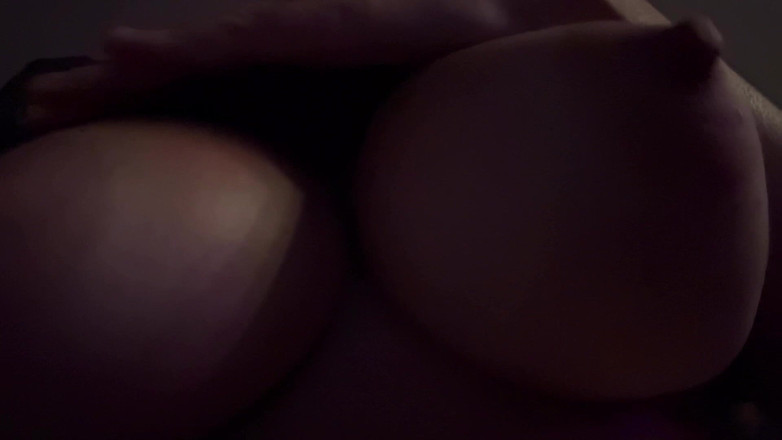 Artemisia Love: イタリアの巨乳MILFアルテミシアがジューシーな胸を揺らすのが大好きで、スローモーションのセッシュ