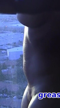 Oljad blond milf med stora tuttar knullar fitta med glasdildo