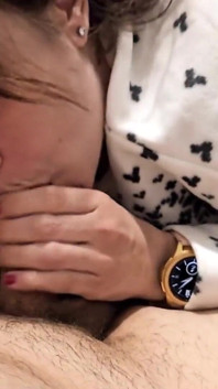 Spaanse pornoster Lucia Bianco zuigt de pik van zijn manlief
