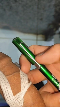 Aplikace šoků na penis s elektrickým perem.