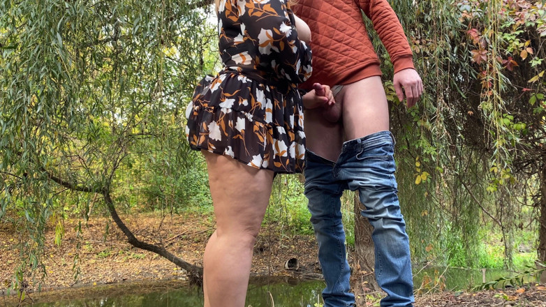 OurFetishLife: Milfka s tlustou prdelí ví, jak masturbovat venku
