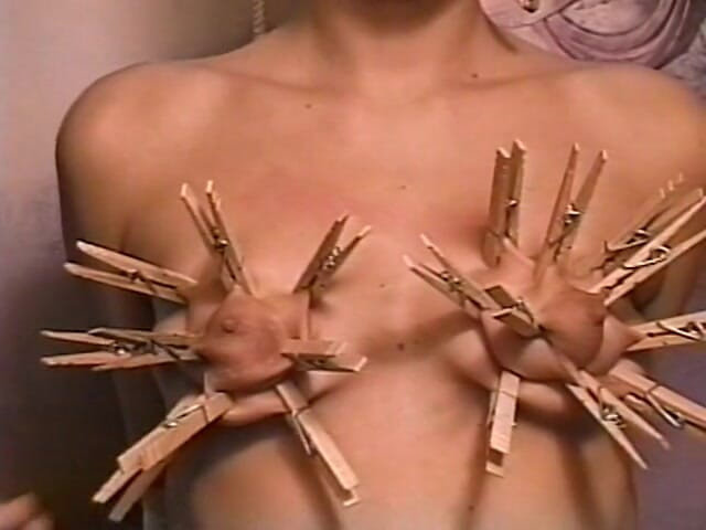 Dark Dungeon Secrets: Tio cachondo le encanta poner ropa en las tetas de...