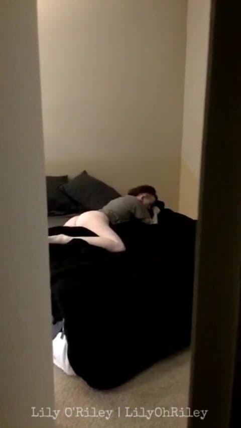 Lily O'Riley: 나를 촬영한 룸메이트 베개 펌핑!
