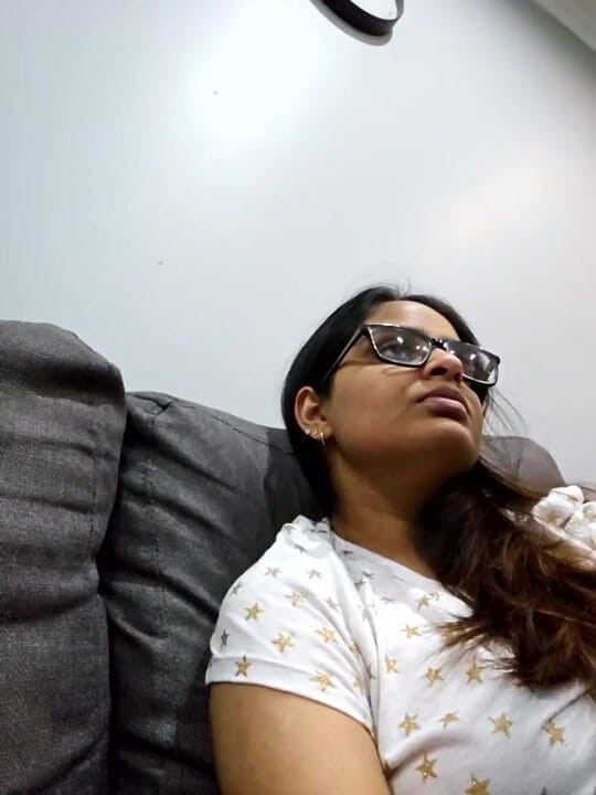 Treblsex: Індійська дівчина приймає душ у почуттях оголених розмов