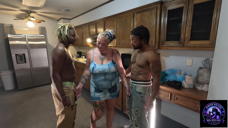 Auntie Nation: Livie teyze teal frat house boys ile tanıştı