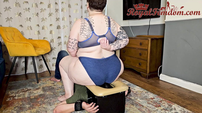 Royal Femdom: Trancada debaixo da minha bunda gasosa