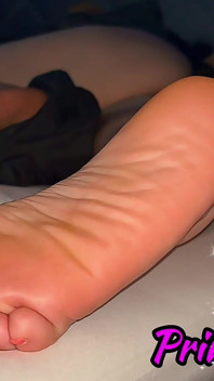 Melancap malam - pancutan mani di tapak kaki seksi