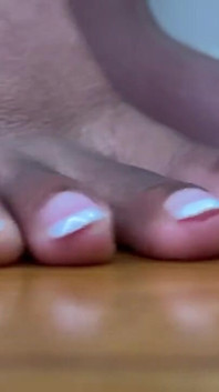Vista De Perto Dos Pés Francês-pedicured Da Gigante Negra