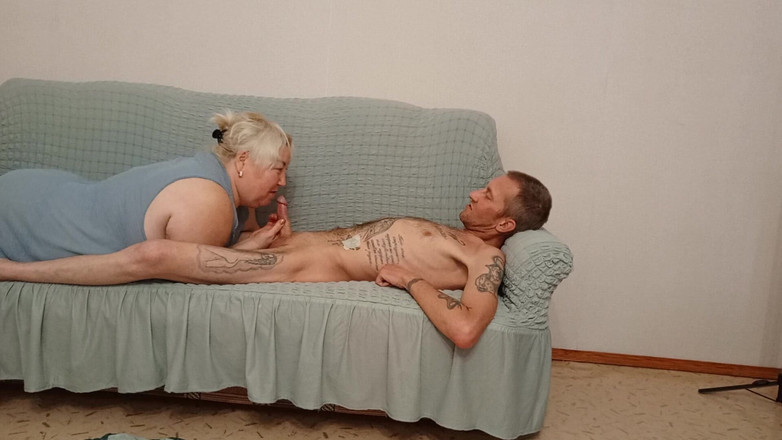 Zona901: 妻は隣人が深いフェラチオをし、精液を飲み込むのを見ている