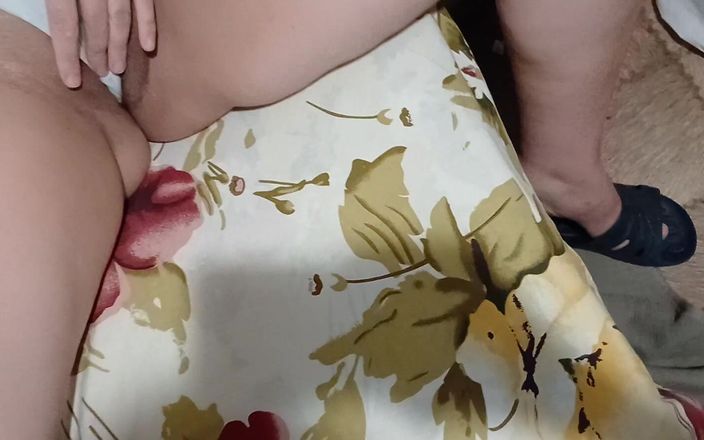 Lesbian-candys: 在性高潮期间，三个阴户通过内裤和小便流出
