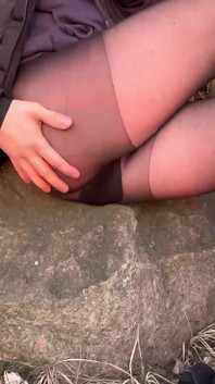 Pantimedias, sexy cuerpo gay provocando cerca del parque