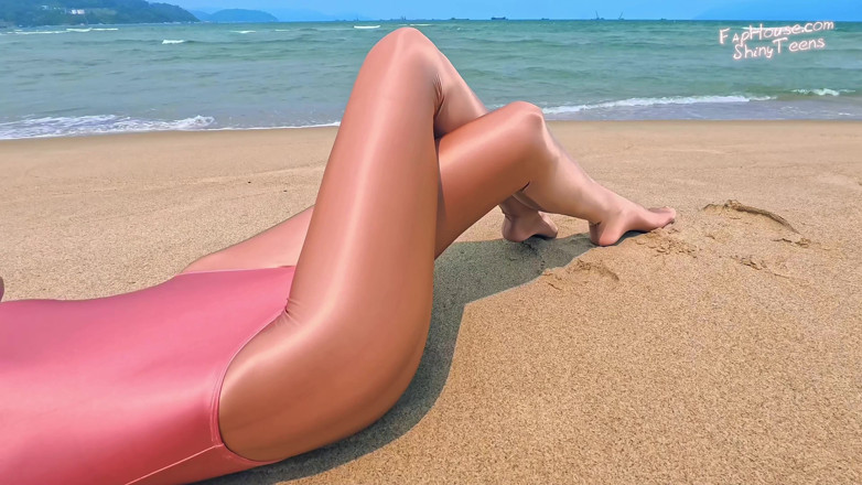 Shiny teens: 901 Shiny Gold spandex Strumpfhosen und Trikot am strand