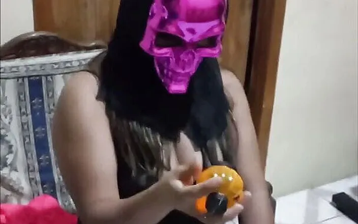 Martin13: La figliastra visita il suocero ad Halloween e gli regala...
