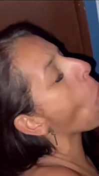 Siamo stati intrappolati con 4 ragazzi eccitati nella cella accanto e abbiamo fatto una linea di pompini.