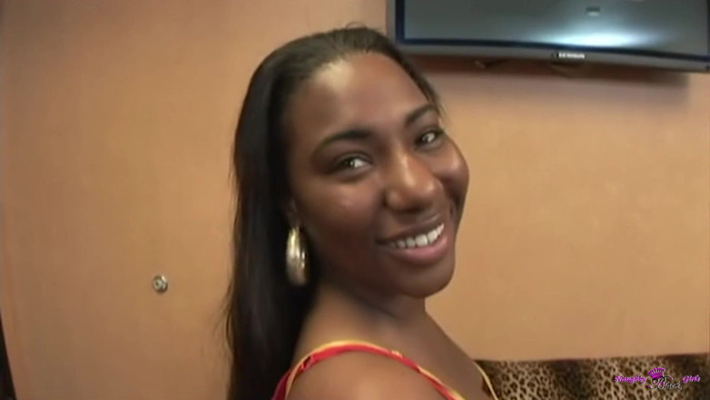 Naughty Black Girls: POV söta stora naturliga tuttar svart tjej Indien prövar försiktigt...