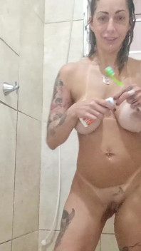 MILF ini memutuskan untuk mandi yang sangat nakal masturbasi dan memamerkan di depan kamera seorang gadis nakal yang seksi