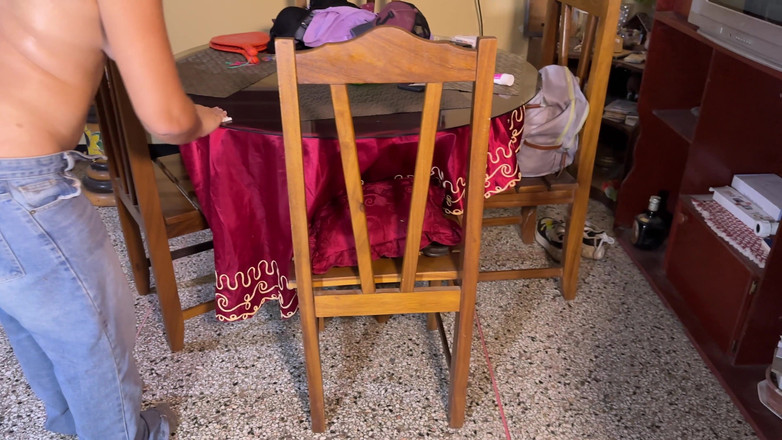 SugarPose: Babes buttcrack - Jasmine et Cassandra nettoient avec un pantalon bas