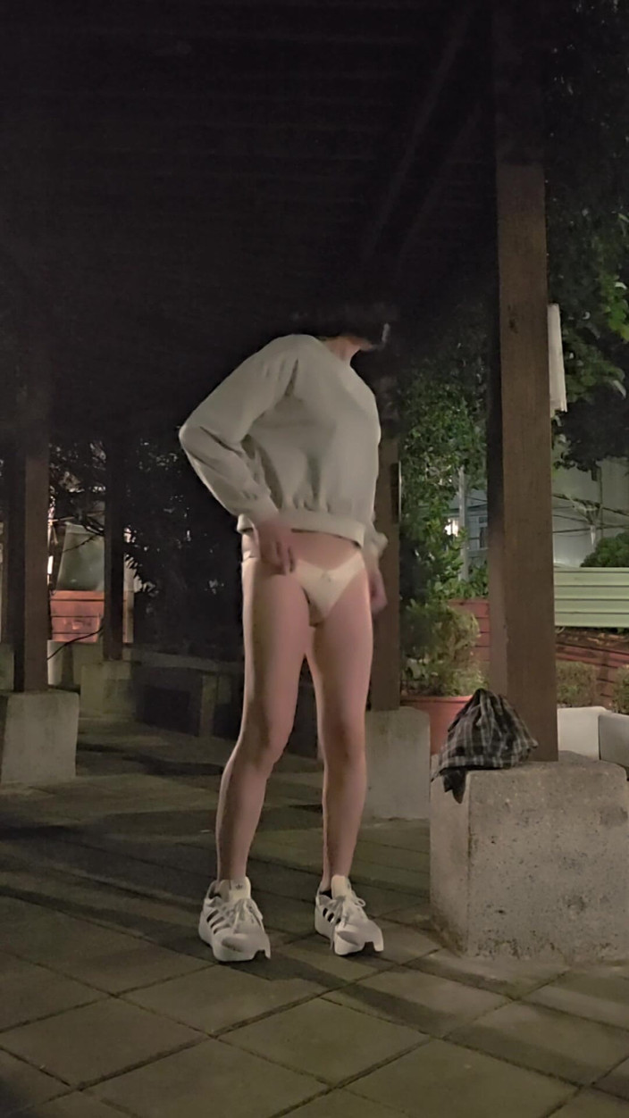 Taiwancdgirl: Sborro sulle mie mutandine e poi lo metta