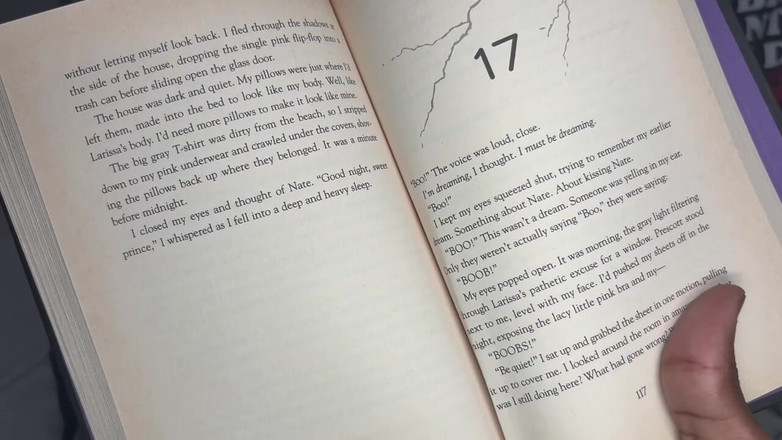 Cory Strokes: Livie Blainn Mulge-l Pe Cory Strokes În Timp Ce Citește