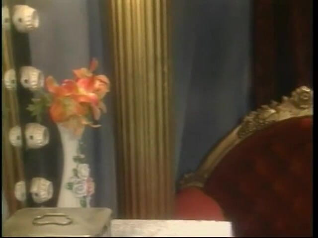 Old Good Porn: Elegantní brunetka c-cup saje chlápka tlustého ptáka a pak ho...