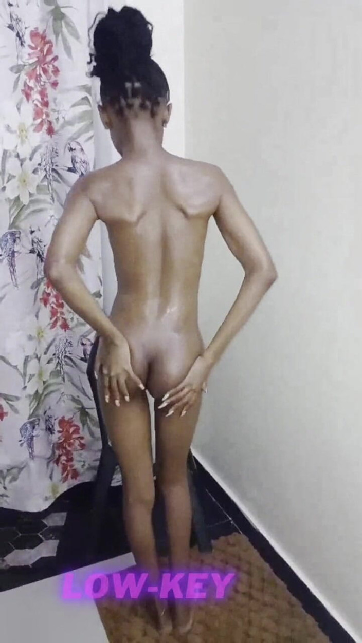 sunnyslimx: Flaca africana soñando con un gangbang de estilo alemán