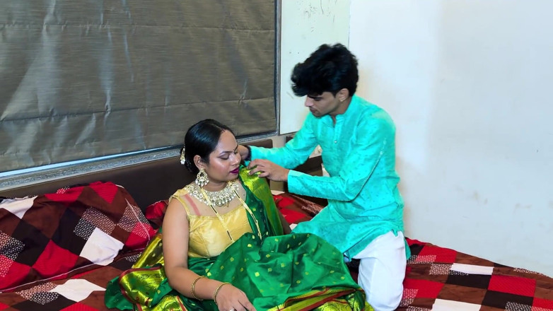 Golupaa: पत्नी ने पति के लिए शादी की रात के लिए कपड़े पहने