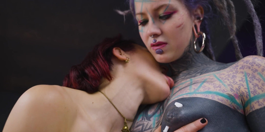 Miss Flora: Lotta con i cuscini e divertimento lesbico con anuskatzz