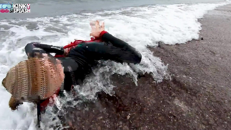 UKCuteGirl: Bir giysinin içinde sikiliyor - sahilde ip esareti kaçış düellosu