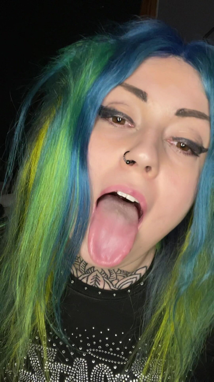 Miss Valentina: Babasının ahegao sürtüğü