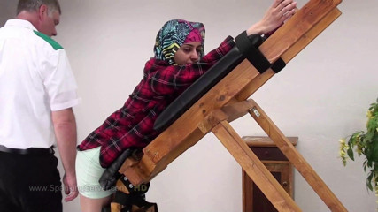 Spanking Server: Yasmeena, cur uns cu ulei pentru această fată arabă